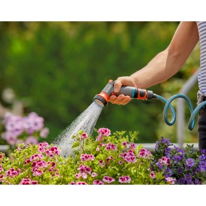 Gardena Indoor Set mit Brause bewässert Blumen. Hahnverbinder und Schlauchanschluss inklusive.