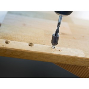 LUX HSS-Aufstecksenker im Einsatz: Bohren und Absenken in Holz für Schrauben.