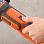 Black+Decker Akku-Winkelschleifer BCG720N (Solo) in Aktion, Hand betätigt Schalter.