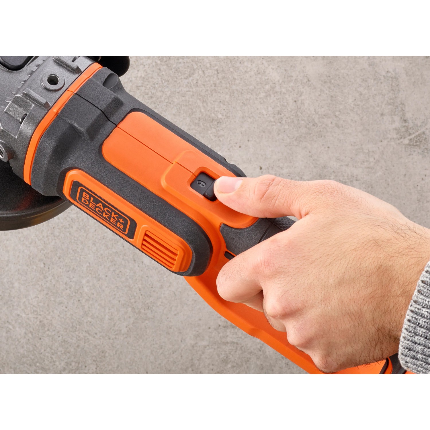 Black+Decker Akku-Winkelschleifer BCG720N (Solo) in Aktion, Hand betätigt Schalter.