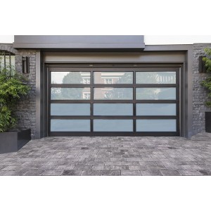 Verlegte, gerumpelte Pflastersteine Modern Antik Anthrazit-Schattiert 22,5x15x5 cm vor einer Garage mit Glasrolltor.