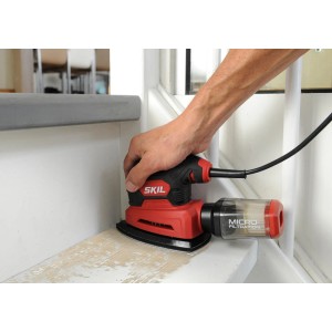Skil Multischleifer 7260AA in Nutzung: Roter Multischleifer beim Schleifen einer Treppenstufe.