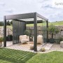 Moderne Biohort Pergola 6 x 3,5 m in Dunkelgrau-Silber mit Lamellen und Sitzbereich im Garten.