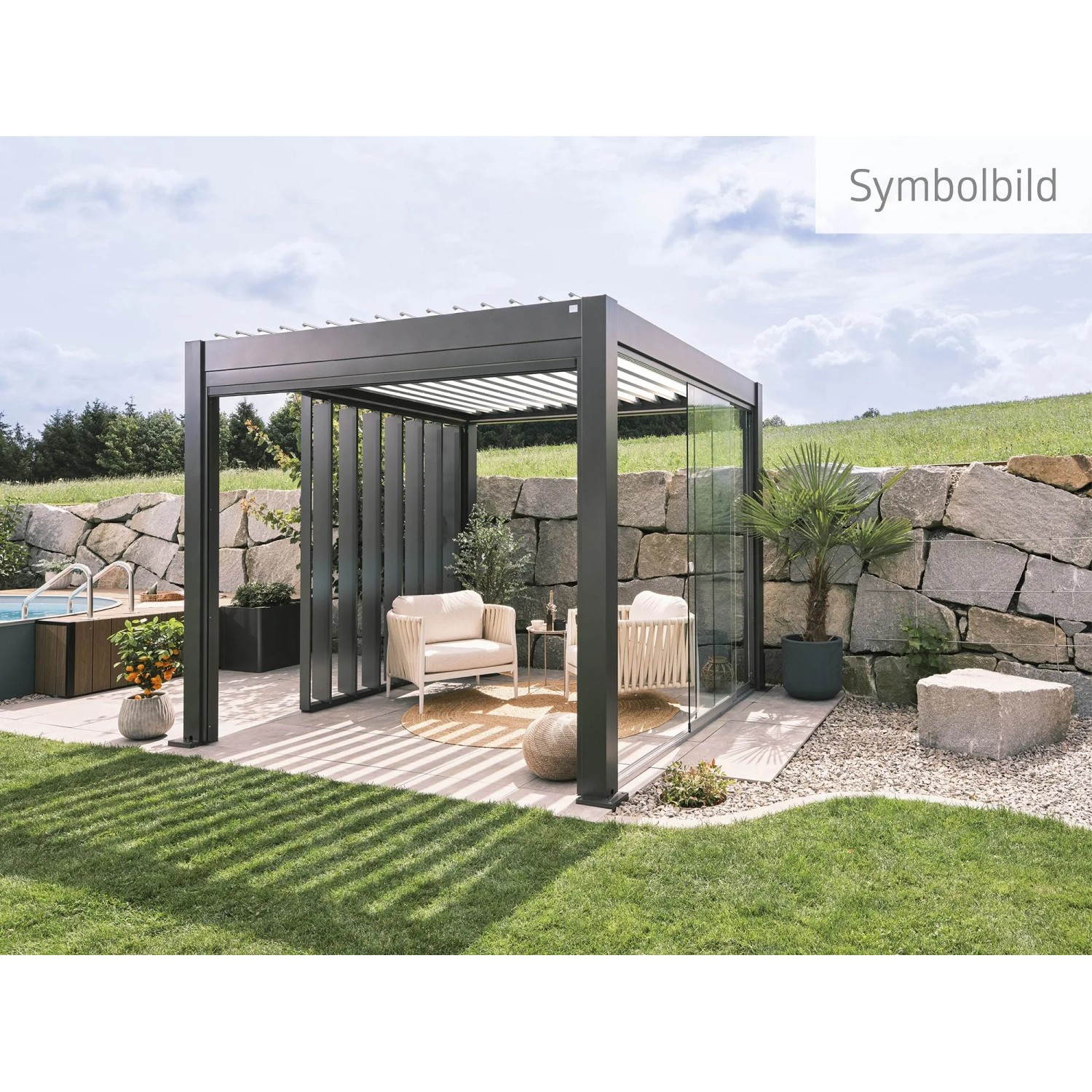 Moderne Biohort Pergola 6 x 3,5 m in Dunkelgrau-Silber mit Lamellen und Sitzbereich im Garten.