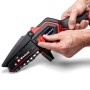 Einhell Akku-Kettensäge GE-PS 18/15 Li BL Kit in Aktion, werkzeugloser Kettenwechsel.