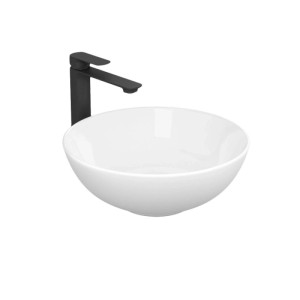 Glänzendes, weißes Keramik Aufsatzwaschbecken, rund und schalenförmig, mit schwarzer Armatur. Ideal für moderne Bäder.