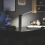 Schwarze Philips LED-Tischleuchte Amber mit Akku auf Schreibtisch im Kinderzimmer.