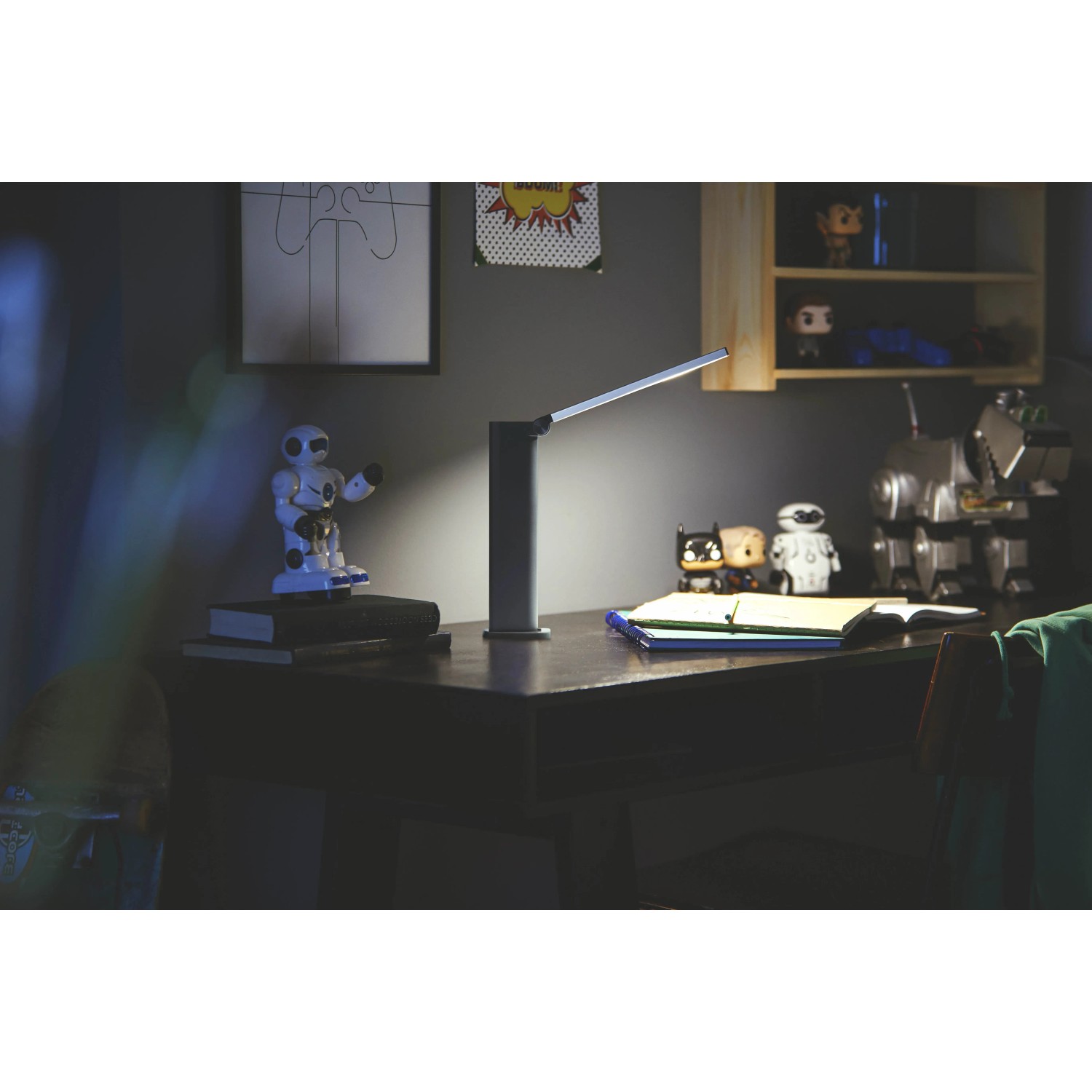 Schwarze Philips LED-Tischleuchte Amber mit Akku auf Schreibtisch im Kinderzimmer.