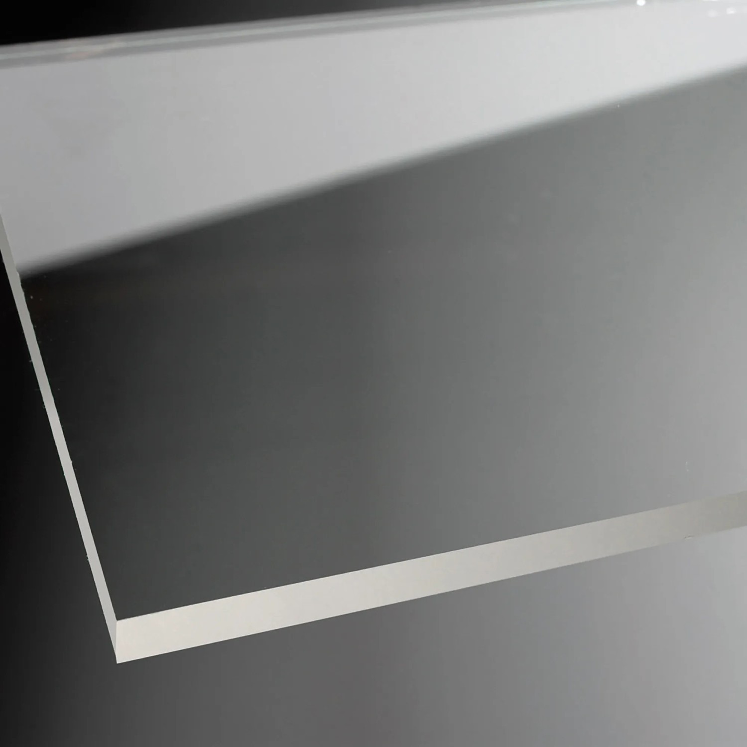 Detailaufnahme: Klarglas Scheibe der Breuer Schiebetür für Duschnische, Chrom-Optik.