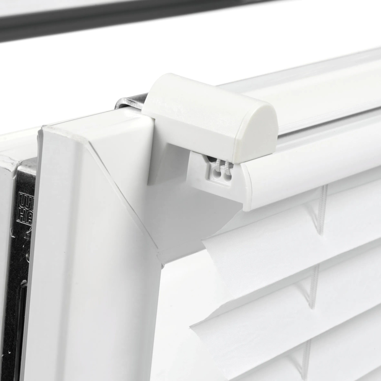 Detailaufnahme: Weißes Gardinia EasyFix Plissee mit Bedienschienen am Fenster.