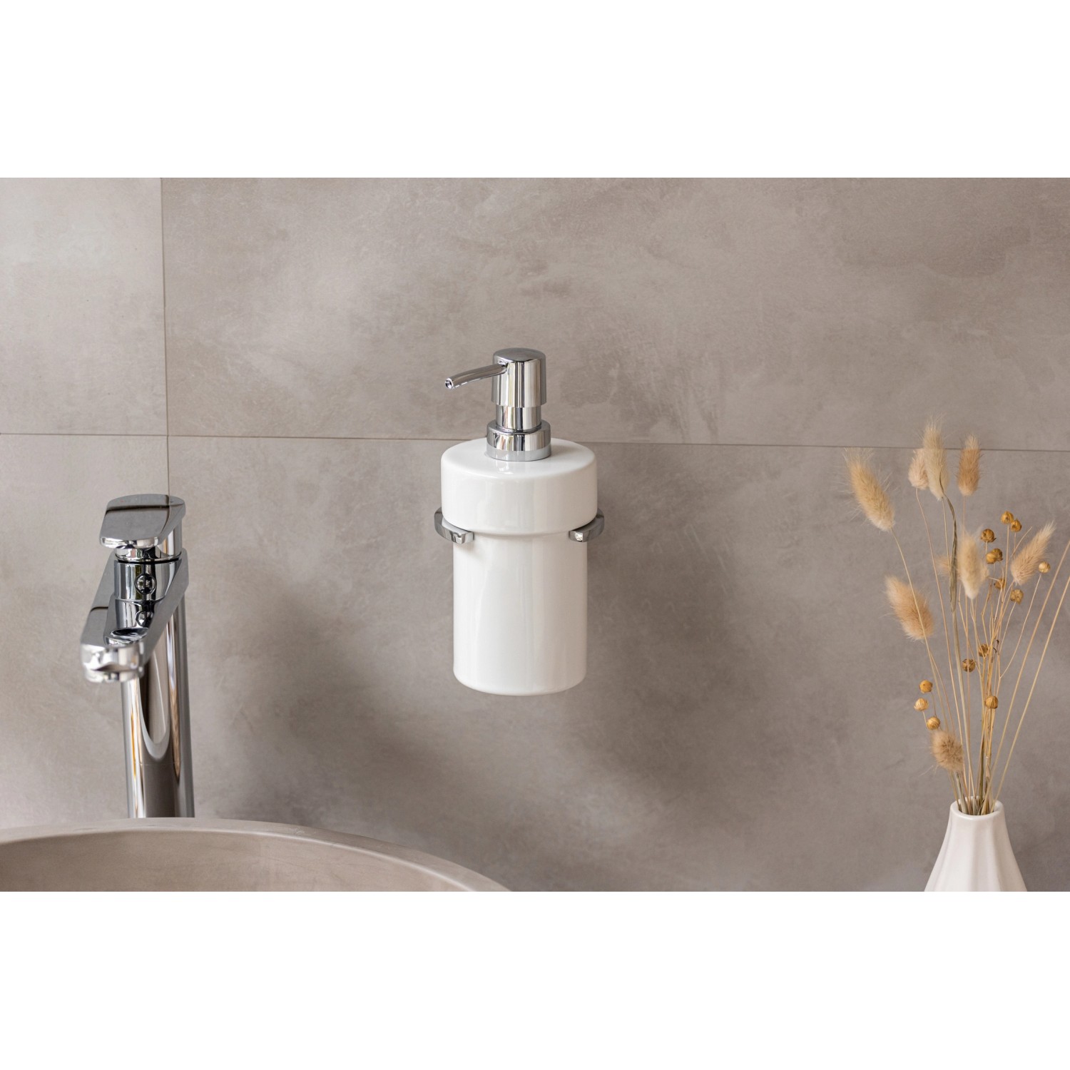 Wenko Seifenspender Isera, silber glänzend, 360 ml, an Wand montiert. Keramik Seifenspender.