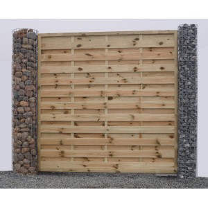 Gabiona Gabionen-Säule eckig als Zaunpfosten mit Holz-Sichtschutzwand.