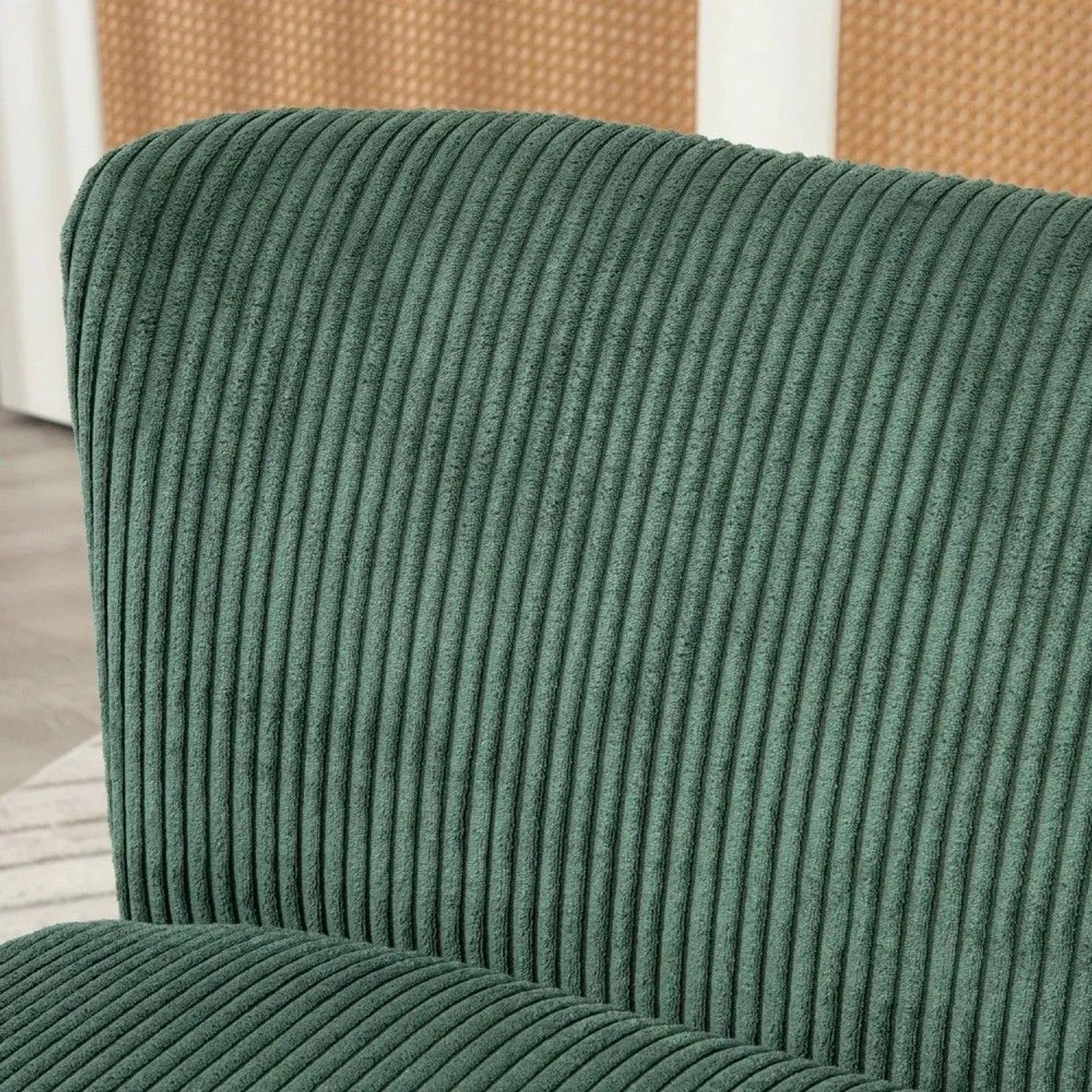 Nahaufnahme des grünen Cord-Stoffbezugs eines HOMCOM 2-Sitzer Sofas. Zeigt die weiche Polsterung und Rippenstruktur.