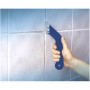Hand hält LUX Fugenreiniger Hartmetall Classic an Fliesen. Werkzeug zum Reinigen von Fliesenfugen.