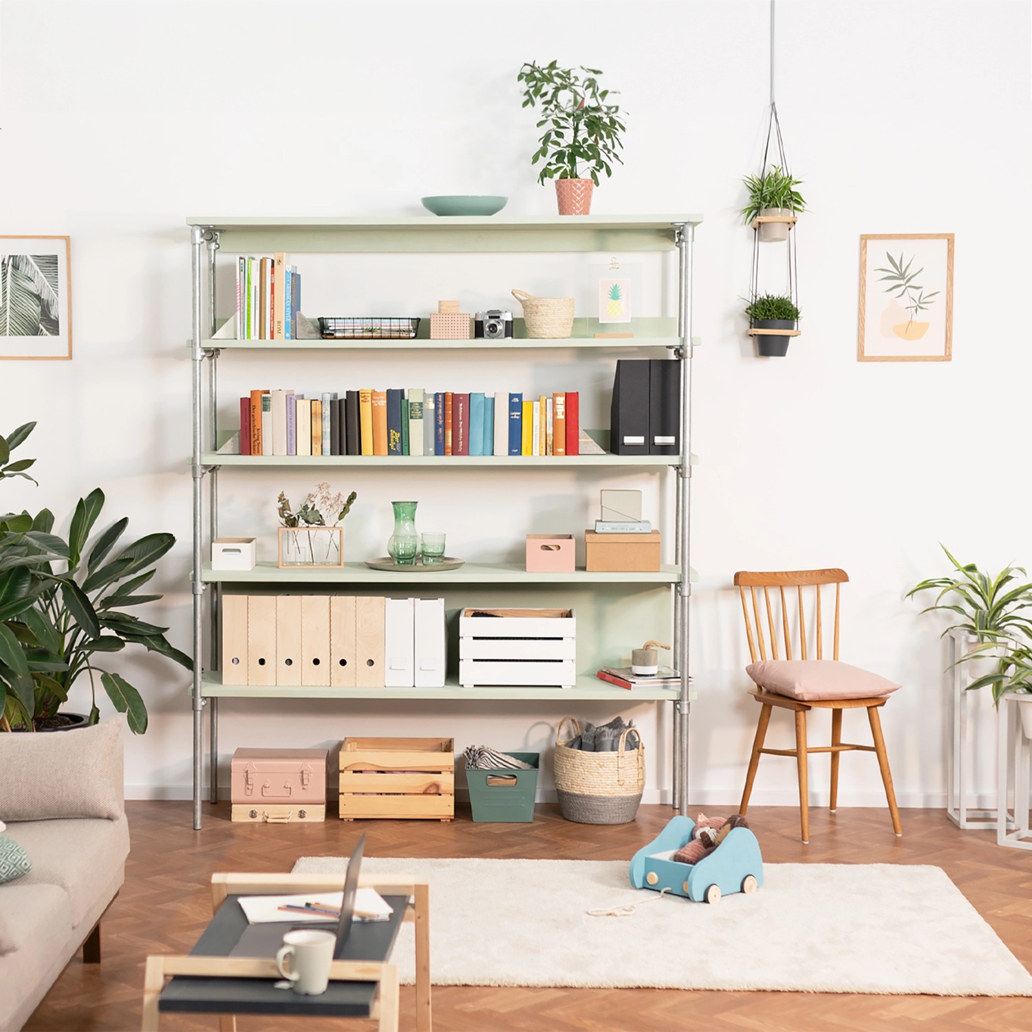 Regal mit silbernen Stahlrohren (200 cm) und hellgrünen Regalböden im Wohnzimmer.