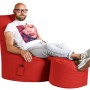 Roter Sitting Point Sessel Swing mit Fußhocker, genutzt von einer Person. Bequemer Sitzsack für entspanntes Sitzen.