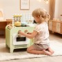 Kind spielt an grüner AIYAPLAY MDF Kinderküche mit Herd, Ofen, Spüle und Zubehör. Realistischer Spielspaß.