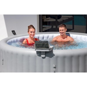 Bestway LAY-Z-SPA Ablagetablett im Einsatz mit Personen im Whirlpool. Zubehör für mehr Komfort.