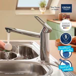 Grohe QuickFix Spültischarmatur Start Loop in Chrom, Wasserhahn mit mittelhohem Auslauf in Edelstahlspüle.