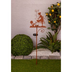 Näve LED Solar Erdspieß Regenwassermesser, braun, 95cm, mit Mädchen-Motiv und Lichterkette.