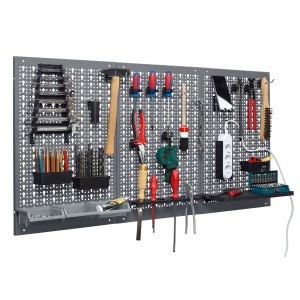 Hellgraue Küpper Lochwand, 60x120cm, mit Werkzeugen und Zubehör an den 3 Stahlblech-Elementen.