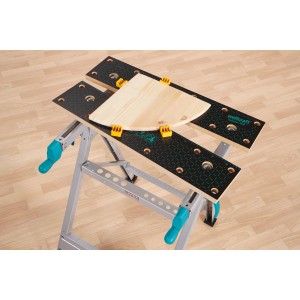 wolfcraft Master 200 Werkbank mit Holzstück und Spannbacken.