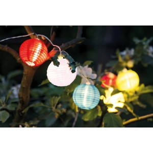 Bunte Näve LED Solar Lichterkette mit Papierballons im Garten, 10er Set.