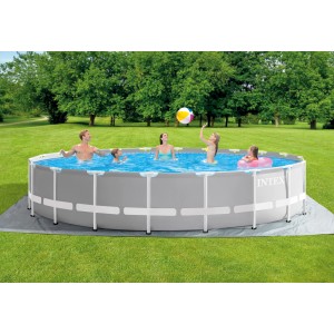 Grauer Intex Frame Pool (Ø 610 cm) mit Familie im Garten. Ideal für Badespaß im Sommer.