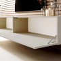 Modernes Selsey TV-Hängeboard Bisira 200 cm in Kaschmirgrau, wandhängend. Zwei offene Klapptüren zeigen Stauraum für TV-Zubehör.