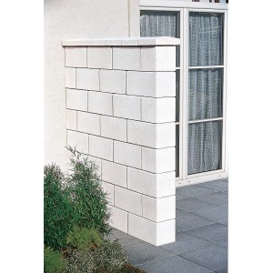 Häusler Universal Halbstein Edelweiß, 19,7x18x20cm, zur Errichtung einer Gartenmauer.