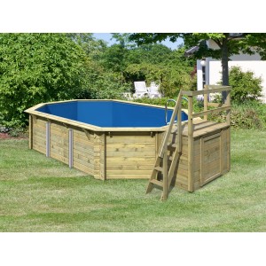 Karibu Holzpool Set mit Sonnenterrasse, Leiter und Filteranlage im Garten.