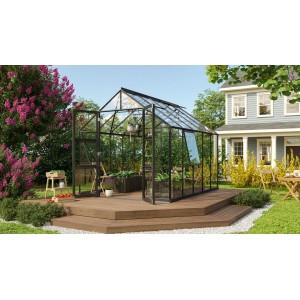 Schwarzes Vitavia Gewächshaus Olymp 8300 ESG mit Zubehör im Garten.