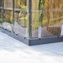 Detailaufnahme des Palram Canopia Gewächshauses Victory Orangerie mit transparenten Polycarbonat-Paneelen.