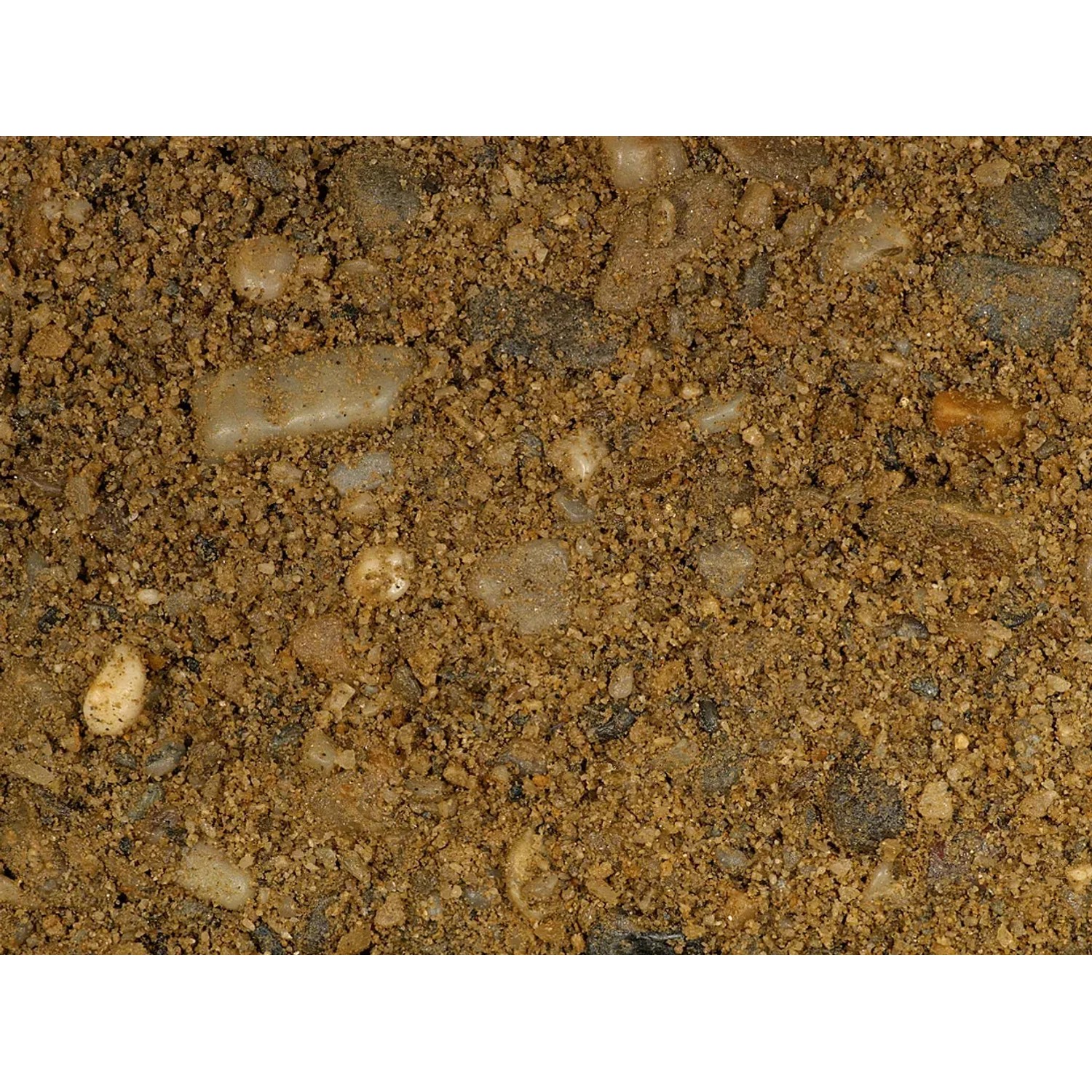 Nahaufnahme von beigem Betonschotter/Betonkies 0-16 mm, ideal als Zuschlagstoff für Beton.