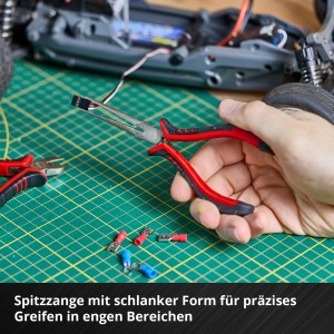 Einhell Werkzeug-Set: Feinmechaniker-Zange im Einsatz mit Modellbau im Hintergrund.