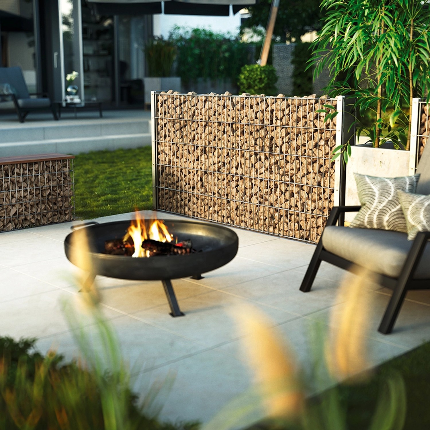 Floraworld Zaungabione Basis-Set, anthrazit, 83 cm hoch, befüllt mit Steinen als Sichtschutz im Garten.