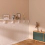 Wand in Kaschmirbeige Seidenmatt mit CREATE! by OBI Buntlack. Modernes Interieur, weiße Vertäfelung und Regal.