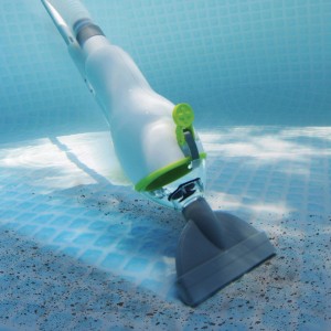 Interline Manueller Poolsauger im Einsatz unter Wasser. Reinigt Pool und Spa ohne Stromanschluss.