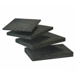80 Bauheld Terrassenpads 90x60x8mm aus dunklem Gummigranulat, gestapelt. Für Trittschalldämmung & Unterkonstruktion.