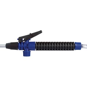 Detailaufnahme: Düse des LUX Drucksprühers Classic 3 l mit blauem Griff und schwarzem Sprühkopf.