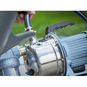 Gartenpumpe GP 3800E mit Saugschlauch in Nutzung: Bewässerung mit Edelstahl-Pumpe.