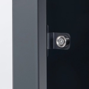 Detailaufnahme: Magnetverschluss der anthrazitfarbenen Axi Mülltonnenbox Lucas.