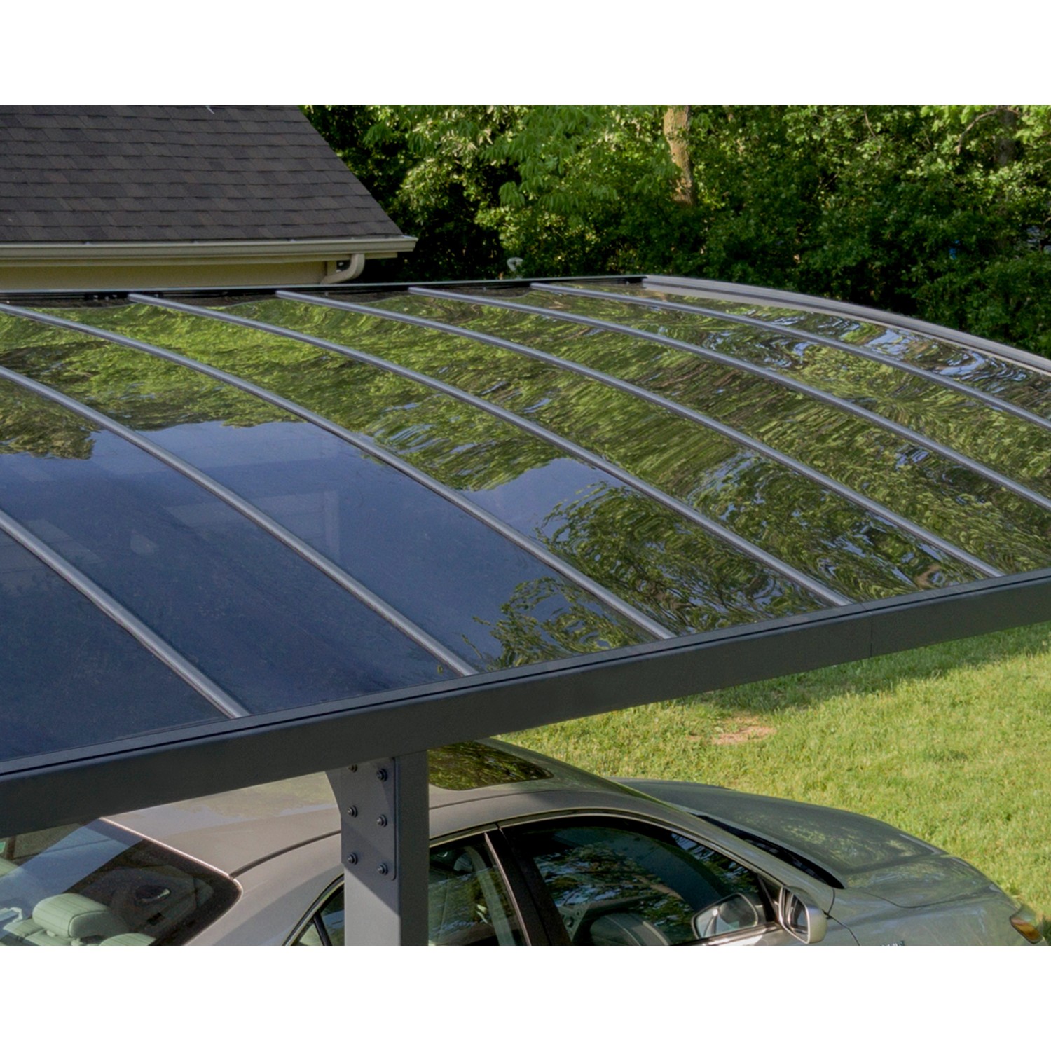 Palram Canopia Arizona Breeze Carport in Anthrazit mit Auto darunter.