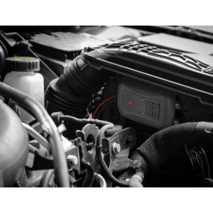 Marder Schreck Marder-Abwehrgerät mit LED im Motorraum eines Autos.