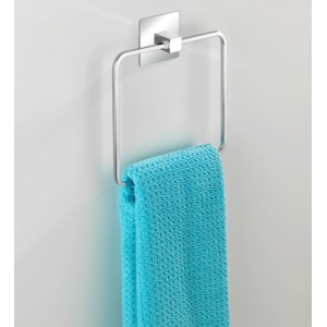 Wenko Turbo-Loc Handtuchring Quadro aus Edelstahl mit blauem Handtuch.