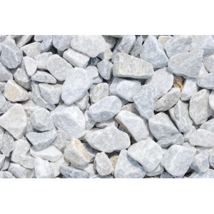 Nahaufnahme von Wolken-Weißem Marmorbruch (25-50mm) als Zierkies.