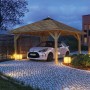 Karibu Pavillon Hedmark 1: Holzpavillon mit Auto auf gepflasterter Einfahrt.