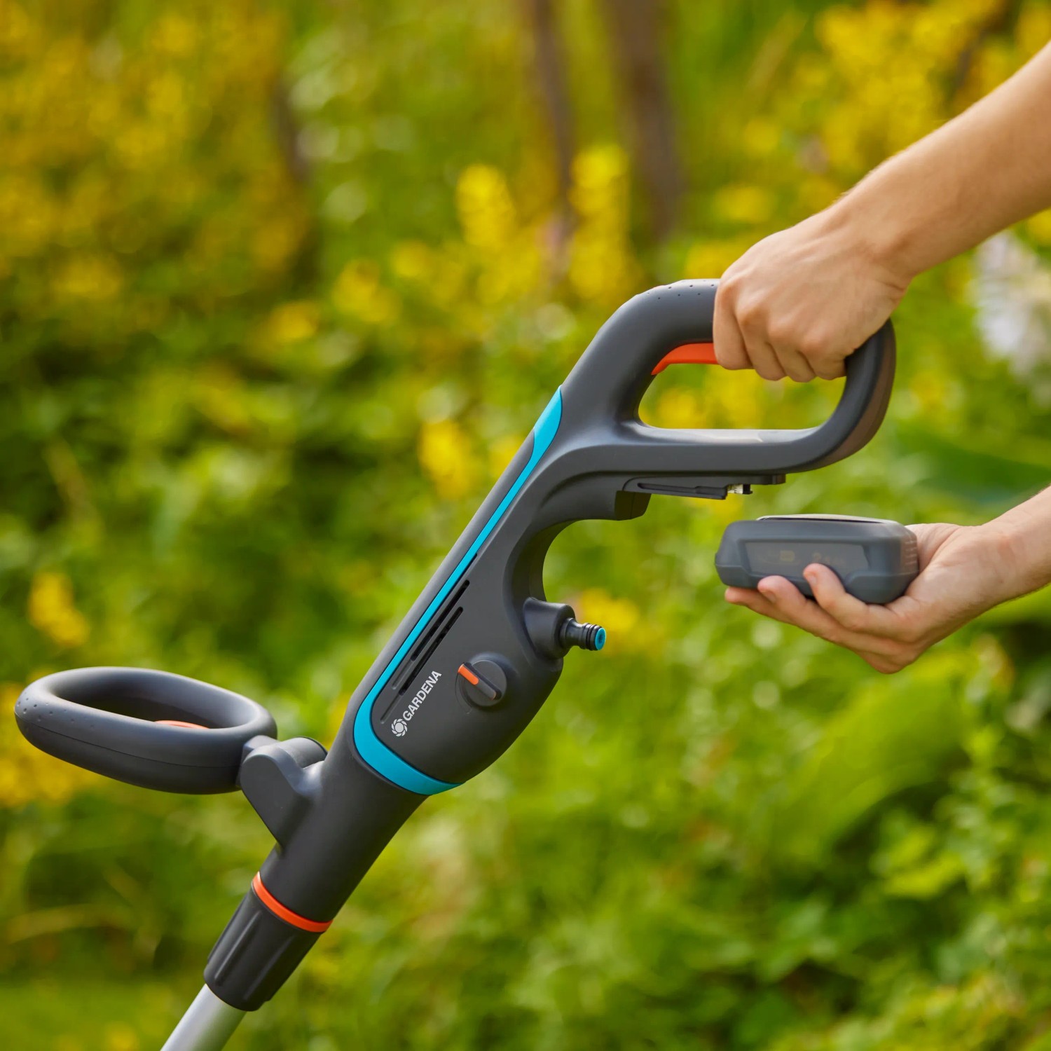 Gardena Akku-Multi-Reiniger AquaBrush mit Akku im Einsatz, Detailaufnahme.