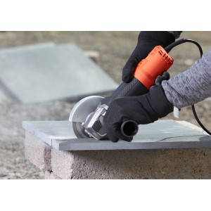 Black+Decker Winkelschleifer BEG210 in Aktion beim Schleifen einer Steinplatte.