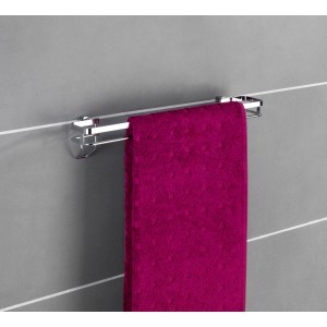 Wenko Handtuchstange Premium aus Edelstahl glänzend mit Handtuch an grauer Wand.